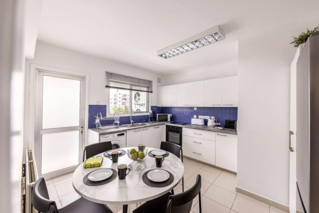 Ferienwohnung Luxurious Bright & Stylish 2Br With Office In Nikosia Exterior foto