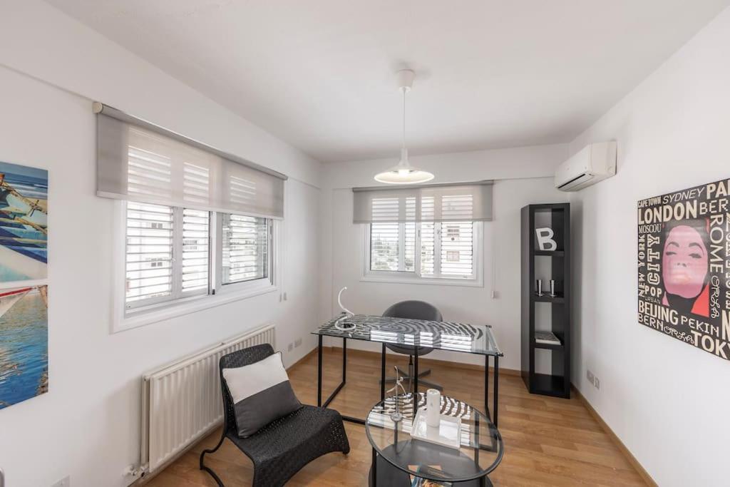 Ferienwohnung Luxurious Bright & Stylish 2Br With Office In Nikosia Exterior foto
